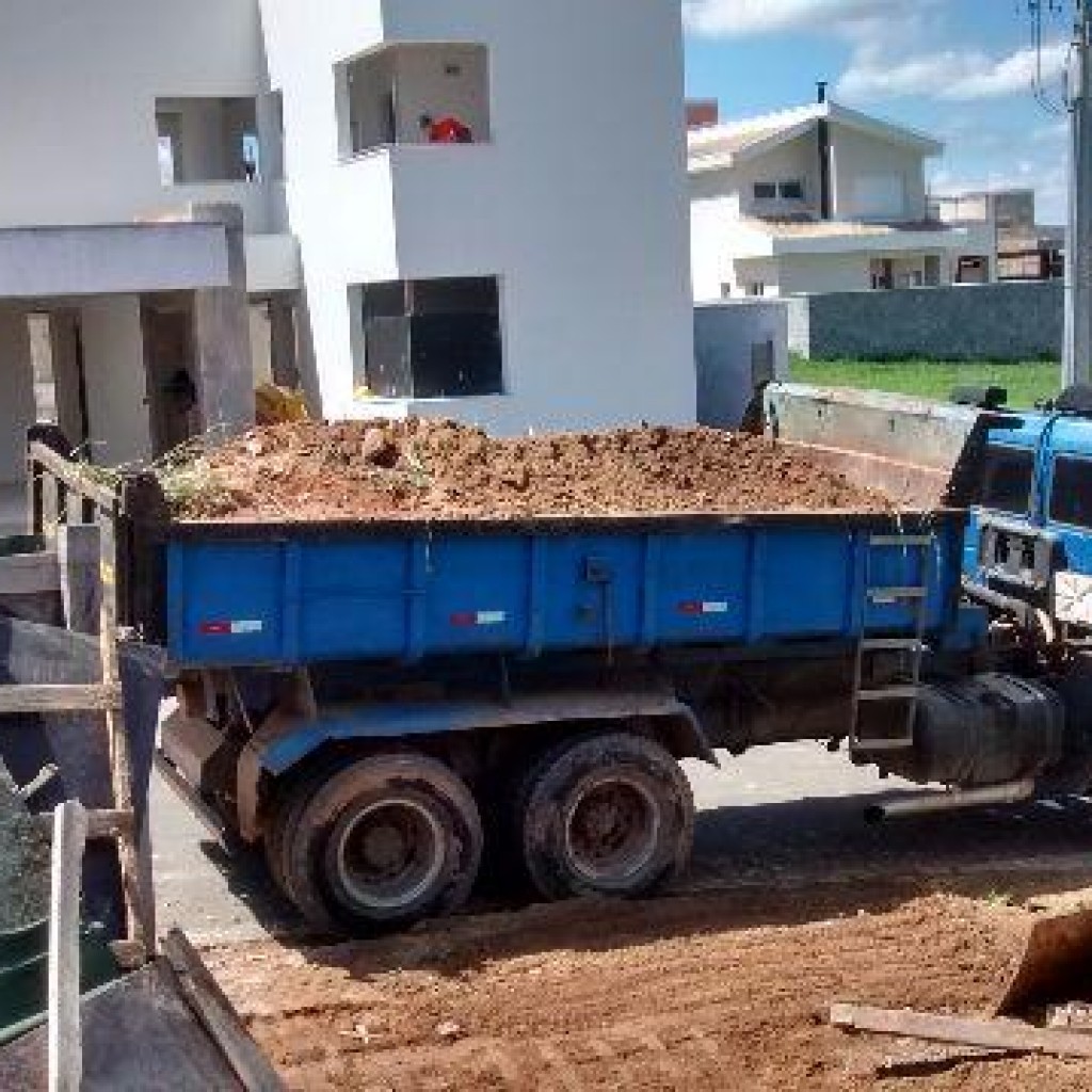 Caminhão munck e outras máquinas para obras